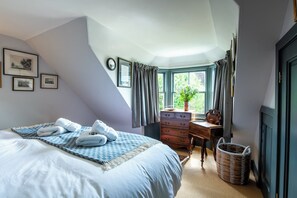 2 bedrooms, desk, iron/ironing board, WiFi