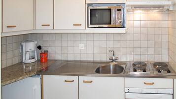 Réfrigérateur, micro-ondes, four