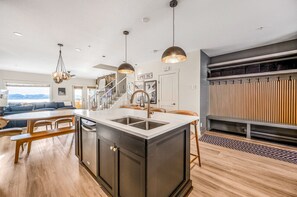 Interior - Vista at Big White. Amazing Location & View! (Big White)