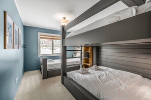 4 bedrooms, iron/ironing board, free WiFi, bed sheets