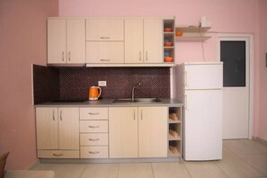 Private kitchen - Gregory's Apartments - Deluxe - 2 bathrooms (Ksamil, Vlorë County)