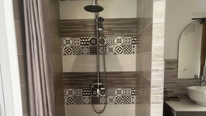 A bathroom with patterned tiles, a shower, and a sink. - Chambre Privée Tout Confort Dans la Campagne Auvergnate, à Proximité du PAL (Trézelles)