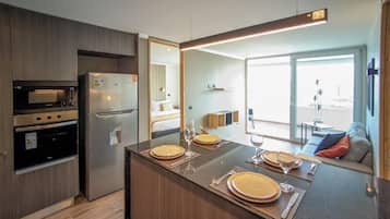 Full-sized fridge, microwave, oven, cookware/dishes/utensils