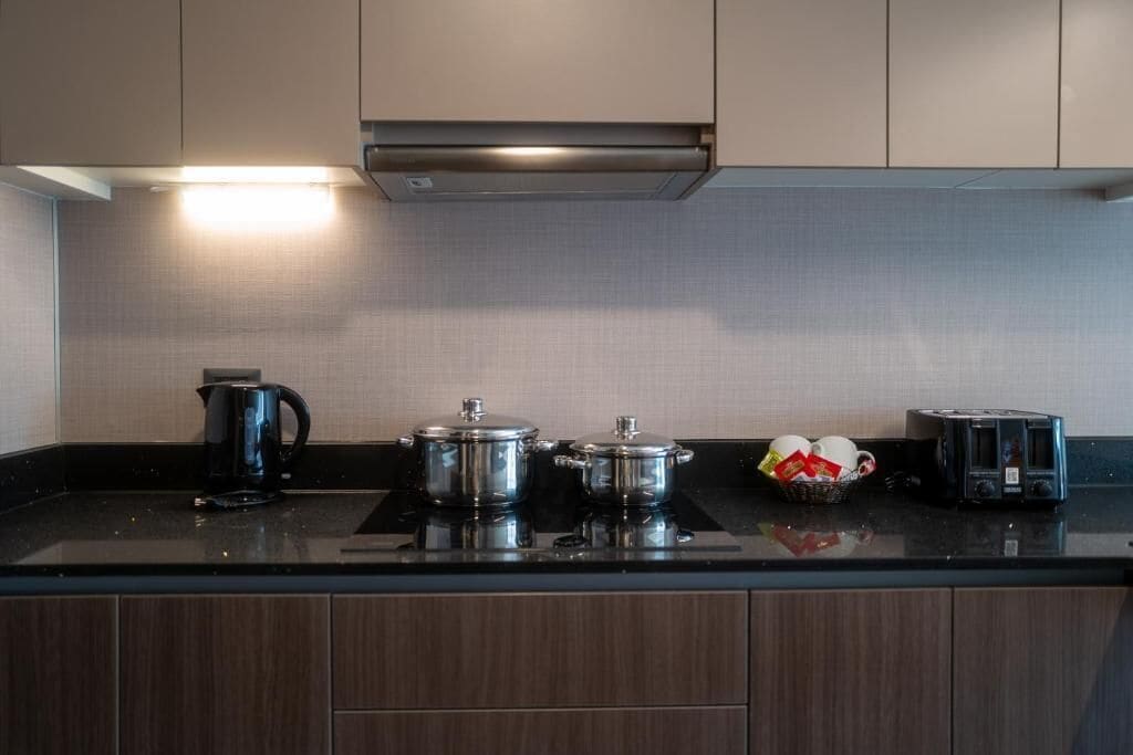 Refrigerador con freezer, microondas, horno, utensilios de cocina