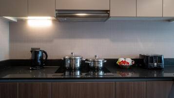 Apartamento standard, para não fumantes, sacada | Cozinha privada | Geladeira grande, micro-ondas, fogão