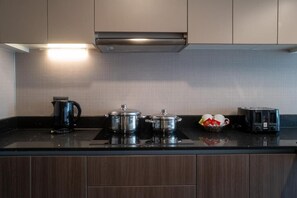 Departamento estándar, para no fumadores, balcón | Cocina privada | Refrigerador con congelador, microondas, horno y utensilios de cocina 