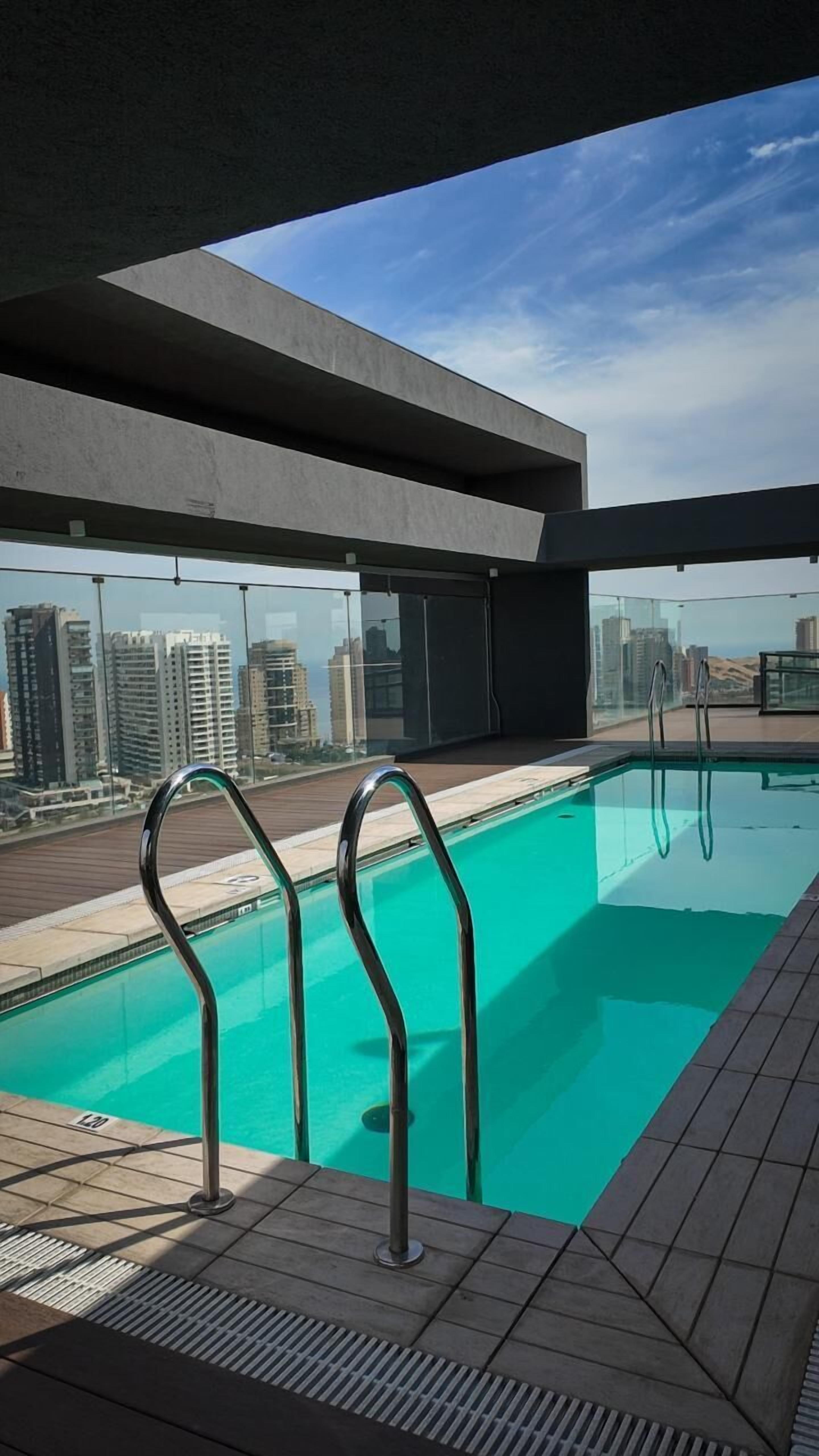 Una piscina al aire libre de temporada