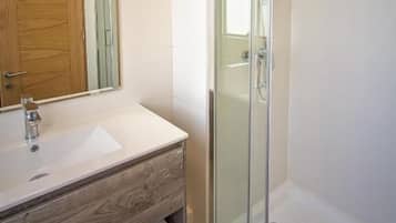 Shower, handuk, sabun, dan sampo