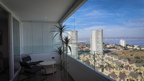 Un balcón con vistas a edificios altos y una zona residencial.