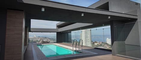 시즌별로 운영되는 야외 수영장