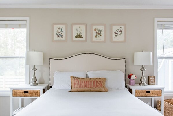 1 quarto, escrivaninha, ferros/tábuas de passar roupa, berço de viagem