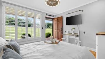 1 bedroom, desk, iron/ironing board, WiFi