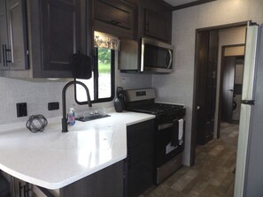 Fridge, microwave, oven, stovetop - The Castle at Rock Castle (Cadiz)
