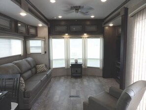 TV, fireplace, stereo - The Castle at Rock Castle (Cadiz)