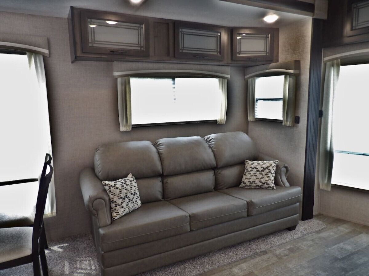 Televisie, een open haard en een stereo