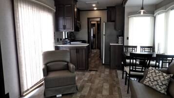 Televisión, chimenea y estéreo