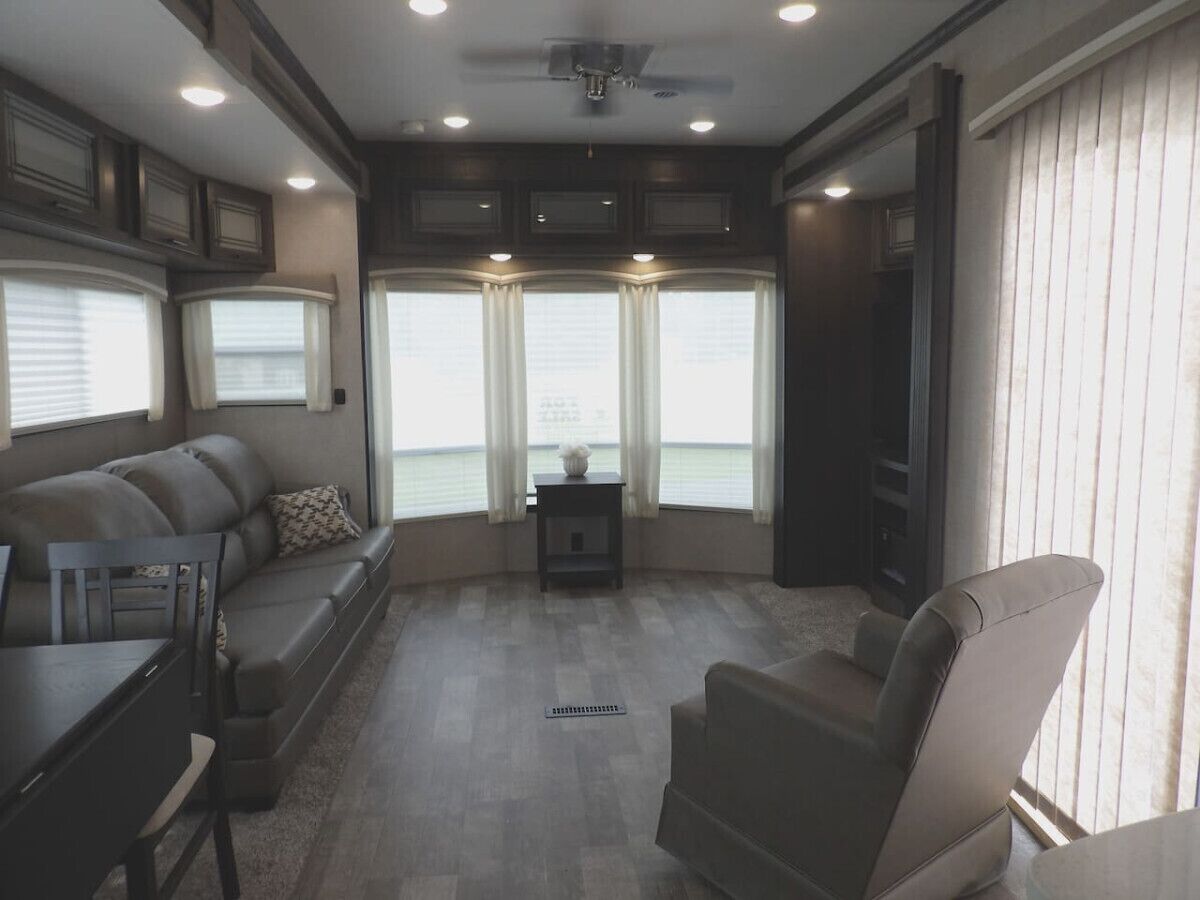 تلفزيون، مدفأة، ستيريو