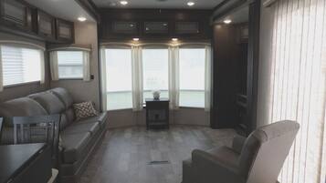 Televisión, chimenea y estéreo