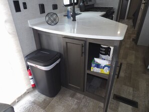 Kjøleskap, mikrobølgeovn, ovn og kokeplater