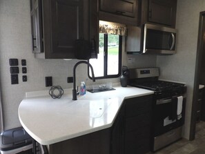 Fridge, microwave, oven, stovetop - The Castle at Rock Castle (Cadiz)