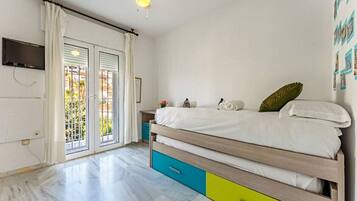 2 chambres, fer et planche à repasser, Wi-Fi gratuit, draps fournis