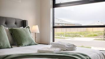 4 bedrooms, iron/ironing board, WiFi, bed sheets