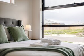 4 bedrooms, iron/ironing board, WiFi, bed sheets