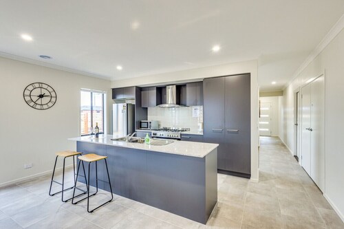 StayAU Charming 4BR Retreat in Wyndham Vale