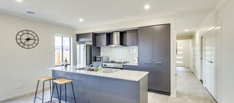 StayAU Charming 4BR Retreat in Wyndham Vale