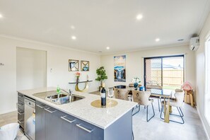 Réfrigérateur, four à micro-ondes, un four, surface de cuisson