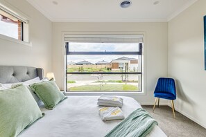 4 bedrooms, iron/ironing board, WiFi, bed sheets