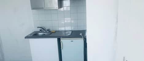 Studio | Private kitchen | Fridge, microwave, stovetop, electric kettle