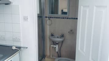 Studio | Bathroom | Shower, free toiletries, towels, toilet paper