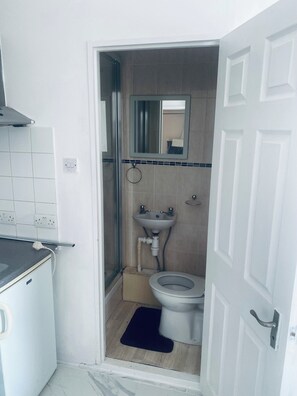 Studio | Bathroom | Shower, free toiletries, towels, toilet paper