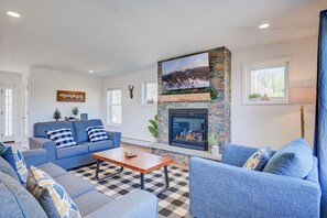 Smart TV, fireplace - Mountain Valley Home - Firepit +Views (Conway)