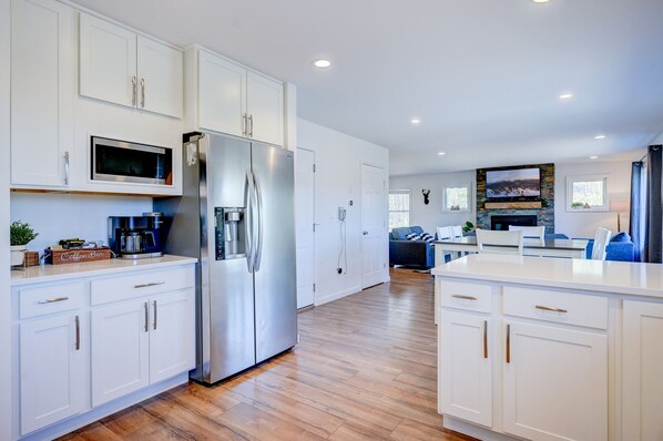 Fridge, microwave, oven, stovetop - Mountain Valley Home - Firepit +Views (Conway)