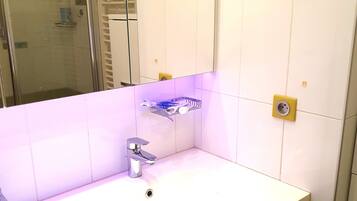 Een haardroger, handdoeken, zeep, toiletpapier