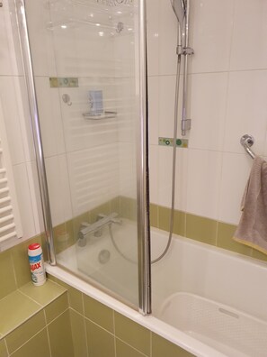 Een haardroger, handdoeken, zeep, toiletpapier