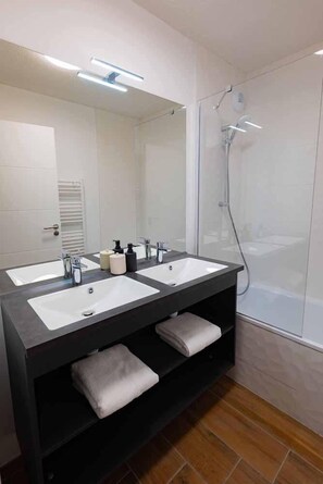 Bathroom - Wifi, 80m from ski slopes, balcony, tv, ski locker, 28-36m², Vars (Vars)