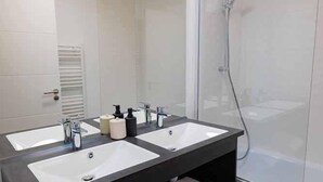 A modern bathroom with two sinks, a large mirror, and a glass-enclosed shower. - Wifi, 80m from ski slopes, balcony, tv, ski locker, 37-39m², Vars (Vars)