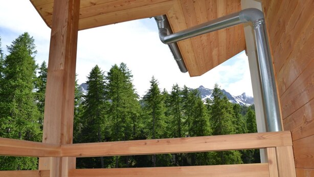 A wooden deck with metal railings, overlooking a forest and mountains. - Wifi, 80m from ski slopes, balcony, tv, ski locker, 37-39m², Vars (Vars)
