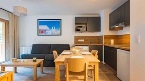 A compact living space with a dining area, kitchenette, and a sofa. - Wifi, 80m from ski slopes, balcony, tv, ski locker, 37-39m², Vars (Vars)