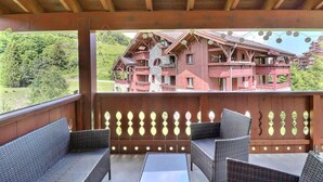 Property grounds - 200m from ski slopes, 2nd floor, terrace, fireplace or stove, ski locker, 62m², Méribel-Mottaret (Méribel - Les Allues)