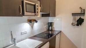 Kaffetrakter/tekoker, kjøleskap, mikrobølgeovn og oppvaskmaskin