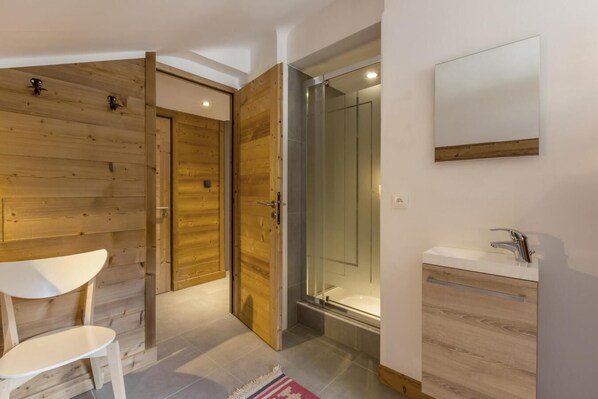 Bathroom - 70m from resort center, 3rd floor, fireplace or stove, tv, 65m², La Clusaz (La Clusaz)