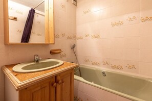 Shower - 130m from shops, 3rd floor, balcony, tv, ski locker, 59m², La Clusaz (La Clusaz)