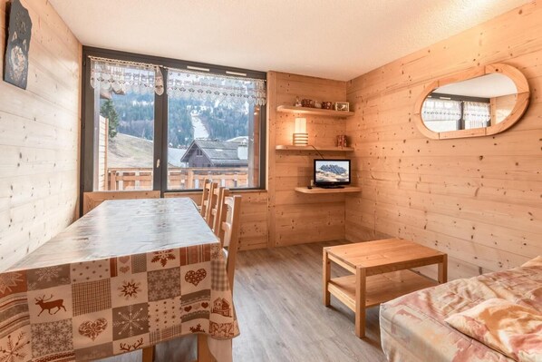2 bedrooms, WiFi - 130m from shops, 3rd floor, balcony, tv, ski locker, 59m², La Clusaz (La Clusaz)
