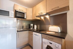 Kühlschrank, Mikrowelle, Ofen, Geschirrspüler