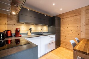 Kühlschrank, Mikrowelle, Ofen, Geschirrspüler