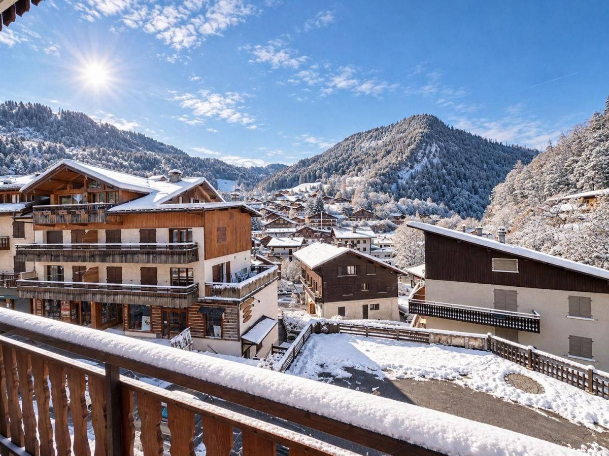 Un poble amb cases de fusta cobert de neu i un cel serè.